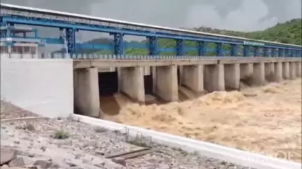 कुलपहाड़: कुलपहाड़ तहसील क्षेत्र में धसान नदी का जलस्तर बढ़ा, लहचूरा डैम के 7 गेट खोले गए, लगातार पानी छोड़ने से प्रशासन अलर्ट
