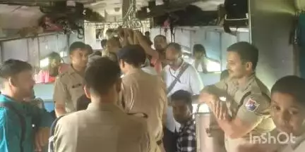 बागपत: दिल्ली-शामली-सहारनपुर रेलमार्ग पर रेलवे विभाग ने चलाया औचक चेकिंग अभियान, ट्रेन में 241 यात्री मिले बिना टिकट