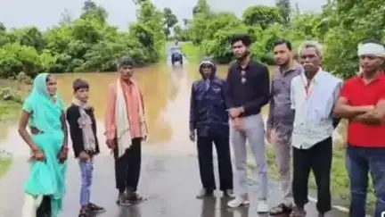तेंदूखेड़ा: अत्यधिक वर्षा से ग्राम पड़री में पुल पर पानी आने से आवागमन बाधित
