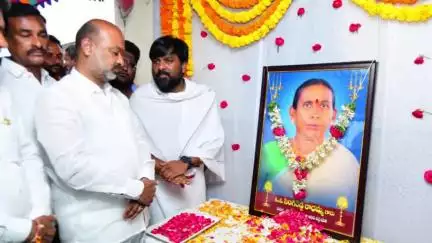 ఇల్లందకుంట: భోగంపాడు గ్రామంలో తిరుపతిరెడ్డి తల్లి రాధమ్మ అనారోగ్యంతో మృతి వారి కుటుంబాన్ని పరామర్శించిన కేంద్ర మంత్రి బండి సంజయ్