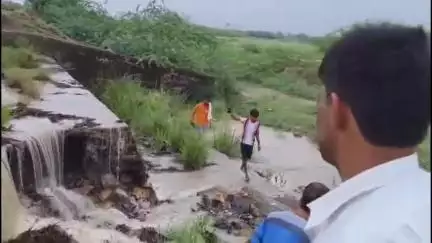 केकड़ी: कुरथल में नए तालाब की चादर की मरम्मत शुरू, एक दिन पूर्व ग्रामीणों ने उपखंड अधिकारी को सौंपा था ज्ञापन