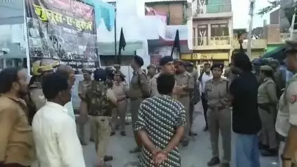 उन्नाव: आगामी मोहर्रम के त्यौहार को लेकर एसपी ने पुलिस बल के साथ पैदल गश्त करके ताजिया जुलूस के रूट का किया निरीक्षण
