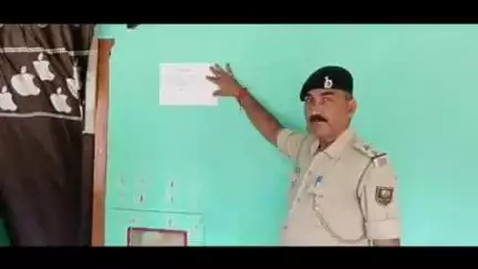 पताही: पताही पूर्वी पैक्स में बहुचर्चित 245 मीट्रिक टन धान गबन मामले में फरार 4 आरोपियों के घर पर पुलिस ने चस्पाया इश्तेहार