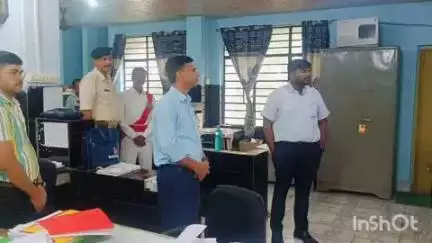 जामताड़ा: उपायुक्त ने समाहरणालय में विभिन्न कार्यालयों का औचक निरीक्षण किया, गंदगी देखकर लगाई फटकार