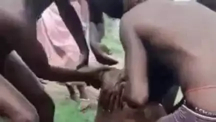 चौसा: चौसा महादेवा घाट पर गंगा में स्नान करते समय फिसला युवक, लोगों ने बचाई जान