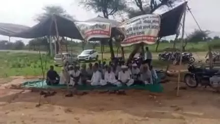 तिंवरी: ग्राम पंचायत भवाद के खारी खुर्द में शहीद स्मारक, आबादी भूमि व ओरण गौचर बचाने के लिए पांच दिनों से संघर्ष जारी