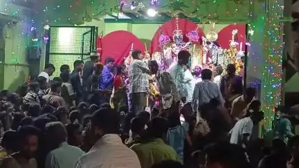 ಕಂಪ್ಲಿ: ಮೊಹರಂ ಹಬ್ಬದ ನಿಮಿತ್ತ ನಗರದ ನಡುವಲ ಮಸೀದಿಯಲ್ಲಿ ಪೀರಲ ದೇವರಿಗೆ ಸಕ್ಕರೆ ಅರ್ಪಿಸಿದ ಭಕ್ತಾಧಿಗಳು