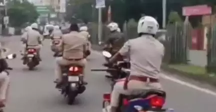बाघमारा/कतरास: बाघमारा प्रखंड के अंगार पथरा में पुलिस जवानों द्वारा मोटरसाइकिल से निकाला गया फ्लैग मार्च