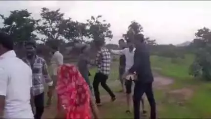 छतरपुर: श्यामरी गांव में विवाद रोकने गई पुलिस के सामने लाठी-डंडों से मारपीट, वीडियो वायरल!