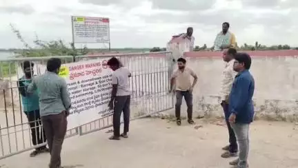 ఆత్మకూరు: సంగంలో పెన్నా నది, బ్యారేజీలోకి దిగితే చర్యలు తప్పవని హెచ్చరించిన అధికారులు, హెచ్చరిక బోర్డులు ఏర్పాటు చేసిన అధికారులు