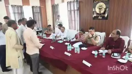 पैलानी: तहसील पैलानी के महर्षि पैल सभागार में आयोजित संपूर्ण समाधान दिवस में DM और SP ने फरियादियों की समस्याएं सुनीं