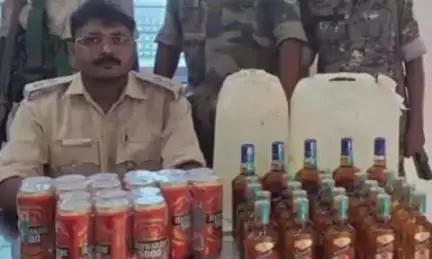 पाकुड़: पाकुड़ उत्पाद विभाग की टीम ने गढबाडी में छापेमारी कर 35 लीटर देशी चुल्लू व 9 लीटर बियर जब्त की