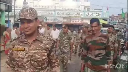 गावां: मुहर्रम को लेकर गावां प्रखंड में निकला फ्लैग मार्च, अधिकारियों ने शांति बनाए रखने की लोगों से अपील की
