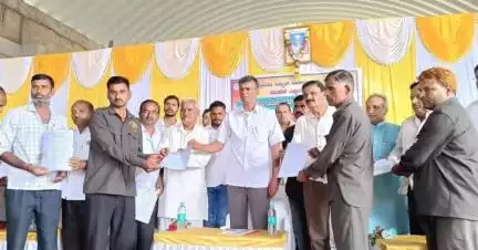 ಹುಕ್ಕೇರಿ: ಪಟ್ಟಣದಲ್ಲಿ ವಿದ್ಯುತ್ ಸಹಕಾರಿ ಸಂಘದ ಸುಮಾರು 124 ಸಿಬ್ಬಂದಿಗಳಿಗೆ ಖಾಯಂ ನೇಮಕಾತಿ ಆದೇಶ ಪತ್ರಗಳನ್ನು ವಿತರಣೆ ಮಾಡಿದ ಸಚಿವ ಸತೀಶ್ ಜಾರಕಿಹೊಳಿ