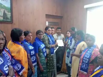 ಚಿತ್ರದುರ್ಗ: ಟಿ.ನುಲಿನೂರು ಗ್ರಾಮದಲ್ಲಿ ಅಂಬೇಡ್ಕರ್ ಭವನ ನಿರ್ಮಾಣಕ್ಕೆ ಖಾಲಿ ನಿವೇಶನ ಖಾತೆ ಮಾಡಿಕೊಡುವಂತೆ ನಗರದ ಡಿಸಿ ಕಚೇರಿಯಲ್ಲಿ  ಎಡಿಸಿಗೆ ಮನವಿ