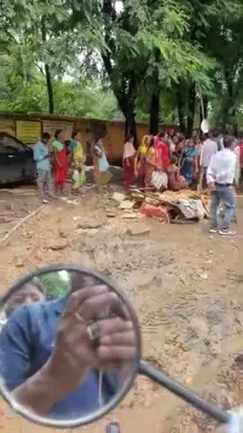 गुमला शहर की विधि व्यवस्था मूलवासी अपना शहरी जमीन बेचकर रोड किनारे फुटपाथ दुकान/ रोजगार पर हमला दुकान के कारण रोड...😭?