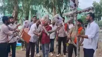मोहनिया: एमपी कॉलेज मोहनिया में भ्रष्टाचार के आरोप लगाते हुए ग्रामीणों ने किया पुतला दहन