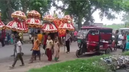 पंडारक: बड़ी ठाकुरबाड़ी में बने नए महंत, पगड़ी पहनाकर निकाली गई शोभा यात्रा