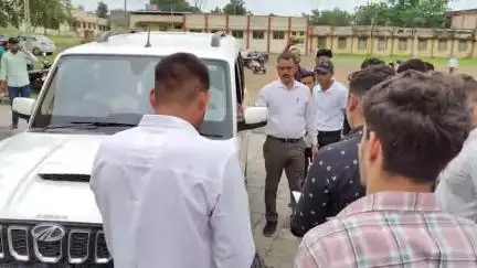 मंदसौर: कुशाभाऊ ठाकरे ऑडिटोरियम के बाहर एबीवीपी का प्रदर्शन, कॉलेज में वाटर कूलर और जहरीले जानवरों की समस्या