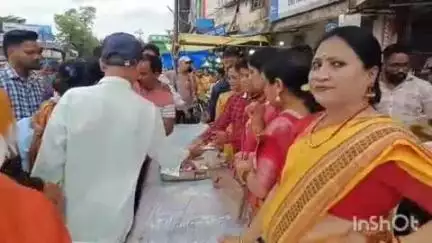 जगदलपुर: जगदलपुर में उत्कल समाज ने बाहुड़ा गोंचा पर श्रद्धालुओं को महाप्रभु का प्रसाद किया वितरण