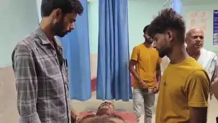 त्रिवेणीगंज: राजगांव में सड़क हादसा: बाइक सवार दो युवक जख्मी, एक को किया रेफर