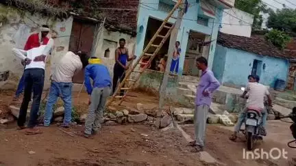 कुलपहाड़: पुरवा पनवाड़ी में विद्युत पोल में करंट आने से कई बकरियां झुलसीं, एक बकरी की हुई मौत