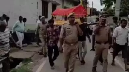 महाराजगंज: चौक थानाध्यक्ष ने चौक में दिवंगत चौकीदार को दिया कंधा, पेश की मानवता की मिसाल