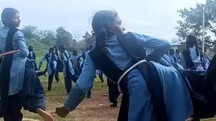 गंडई क्षेत्र के ग्राम खैरबना में 'बेटी बचाओ-बेटी पढ़ाओ' अभियान के तहत किशोरी बालिकाओं को आत्मरक्षा का प्रशिक्षण