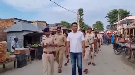 जलालगढ़: मुहर्रम पर्व के अवसर पर जलालगढ़ की सड़कों पर पुलिस ने किया फ्लैग मार्च
