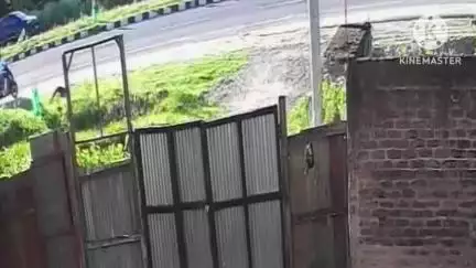 পশ্চিম যোৰহাট: যোৰহাটৰ চেনী জানত কুকুৰ চোৰৰ উপদ্ৰৱ ,CC কেমেৰাত বন্দী চুৰিৰ দৃশ্য , স্কুটি চলাই অহা যুৱকে কৰে এই চুৰি কাণ্ড