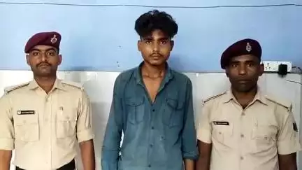समस्तीपुर: रेलवे स्टेशन के प्लेटफार्म 4 से जीआरपी ने एक युवक को पिस्टल और 7 कारतूस के साथ किया गिरफ्तार