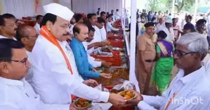 लातूर: वखारी येथील एमआयटी परिसरात पंढरपूर पालखी सोहळ्यातील लाखो वारकरी व भाविक भक्तांना आमदार रमेश कराड यांच्या हस्ते महाप्रसाद
