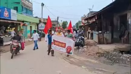 ঝালদা ১: চলতি মাসের ৯ জুলাই দেশব্যাপী সাধারণ ধর্মঘটকে সফল করার আহ্বান জানিয়ে পুরুলিয়ার বাঘমুন্ডিতে পথ মিছিল করল CPI(M)
