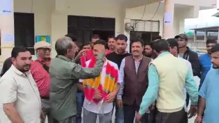 चम्पावत: जनकांडे सीट से कांग्रेस नेता कविराज मौनी ने कराया नामांकन, भाजपा ने सुरेंद्र बोहरा को किया अधिकृत