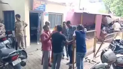 मिश्रिख: बरगावां चौराहे के पास सड़क पर तेज रफ्तार डंपर ने साइकिल सवार बुजुर्गों को टक्कर मारी, इलाज के दौरान हुई मौत