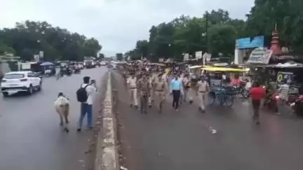 देवसर: मोहर्रम के मद्देनज़र जियावन पुलिस ने थाना क्षेत्र में निकाला फ्लैग मार्च