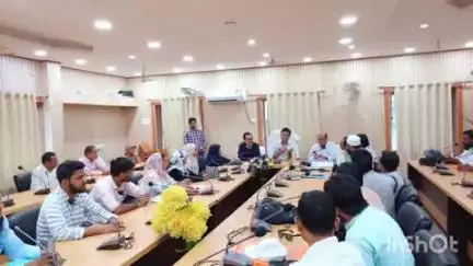 मधुबनी: अपर समाहर्ता मुकेश रंजन ने समाहरणालय सभागार में मतदाता सूची पुनरीक्षण 2025 के लिए उर्दू सहायकों को दी जानकारी