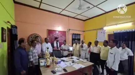 টিয়ক: টীয়ক ৰাজহ চক্ৰ বিষয়াৰ কাৰ্যালয়ত হঠাৎ উপস্থিত জিলা আয়ুক্ত ,জনসাধাৰণৰ কাম ভালদৰে কৰিছে নে নাই সেইয়া পৰিদৰ্শন