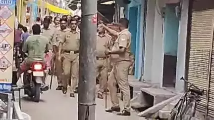 चुनार: अहरौरा नगर में मुहर्रम के त्यौहार के मद्देनज़र पुलिस ने किया फ्लैग मार्च