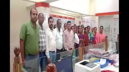 राजिम: छुरा में बैंक घोटाले का पर्दाफाश, केसीयर नवीन बरिहा ने गबन किए ₹3.28 लाख, बैंक ने लौटाई समूहों की रकम