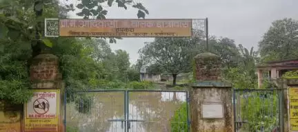 फरसाबहार: लगातार बारिश के कारण तपकरा आदिवासी बालक छात्रावास जलभराव की चपेट में, छात्र संकट में