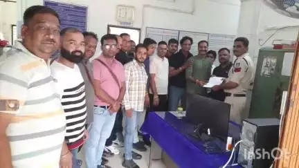 मंदसौर: प्रदर्शन में मीडियाकर्मी से मारपीट, पत्रकारों ने पुलिस को सौंपा ज्ञापन, कार्रवाई की मांग