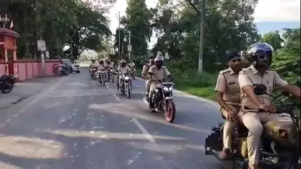 मोतिहारी: पूर्वी चंपारण मोतिहारी जिले के विभिन्न थाना क्षेत्रों में मुहर्रम पर्व को शांतिपूर्वक मनाने के लिए फ्लैग मार्च निकाला गया
