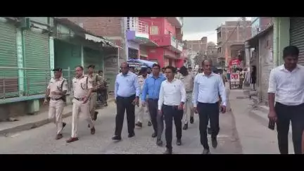 बड़हरिया: बड़हरिया में मोहर्रम पर्व को लेकर डीएम और एसपी ने किया फ्लैग मार्च