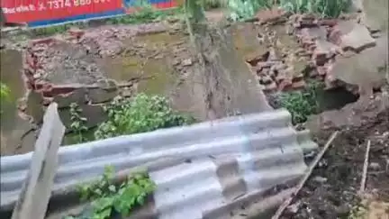 सोहागपुर: नगर के मोहनराम तालाब में सौंदर्यीकरण के लिए बनी दीवार भारी बारिश से गिरी, कोई जनहानि नहीं
