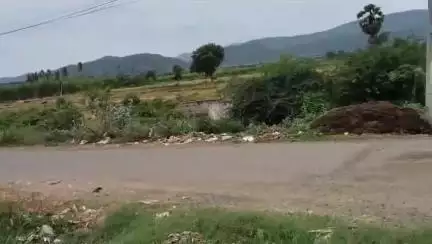 చెరువు మాధవరం సమీపంలో నేలబావి రోడ్డులో బిక్కుబిక్కుమంటూ ప్రయాణం, బావిని పూడ్చాలని స్థానికులు విజ్ఞప్తి #localissue