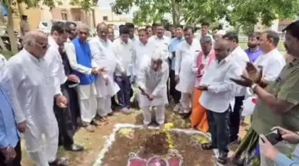 ಗದಗ: ಮಲ್ಲಸಮುದ್ರ ಗ್ರಾಮದಲ್ಲಿ ಕೆರೆ ಅಭಿವೃದ್ಧಿ ಕಾಮಗಾರಿಗೆ ಸಚಿವ ಹೆಚ್ ಕೆ ಪಾಟೀಲರಿಂದ ಭೂಮಿ ಪೂಜೆ