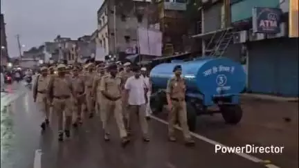 मऊ: डीआईजी ने मोहर्रम त्यौहार के दृष्टिगत और कानून व्यवस्था को लेकर कर्वी शहर में रूट मार्च किया
