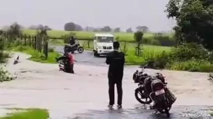 बेगमगंज: नदी के तेज बहाव में बहा बाइक सवार, दो लोगों ने जान जोखिम में डालकर बचाई जान