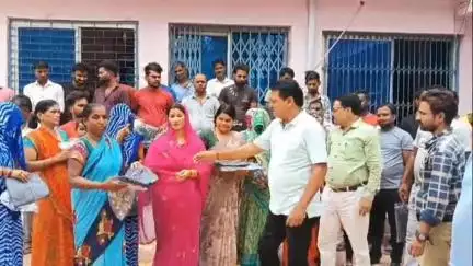 बड़ा मलेहरा: बड़ामलहरा में सफाई कर्मचारियों को रेनकोट किट वितरित, नगर परिषद अध्यक्ष की पहल सराहनीय